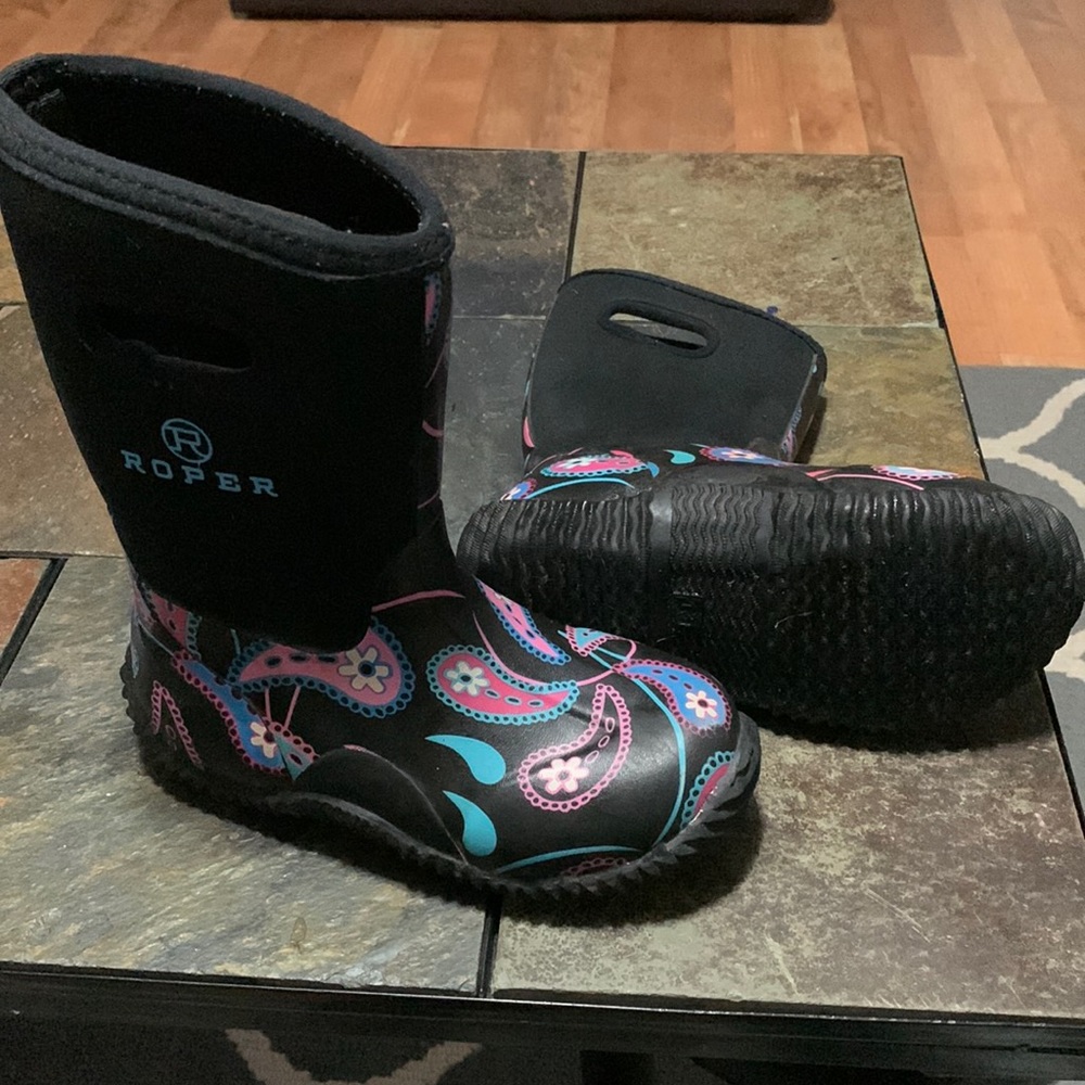 Gently worn Kids size 13, UK 12 Roper Brand muck boots.